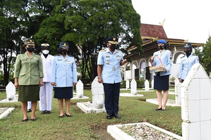 Lanud RSN Gelar Ziarah Gabungan, 'Tabur Bunga Bersama Srikandi TNI Kowad, Kowal dan Wara'