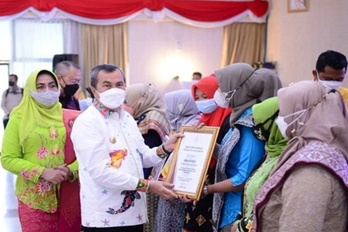 Gubernur Syamsuar Beri Penghargaan 12 Perempuan di Hari Kartini
