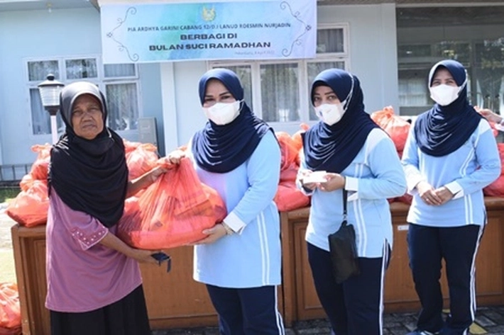 PIA Ardhya Garini Lanud Rsn Salurkan Sembako untuk Dhuafa