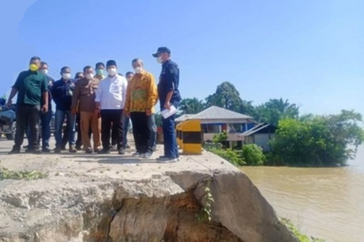 Jalan Provinsi Banyak yang Rusak, Gubri: Dinas PUPR Perbaiki Sebelum Lebaran