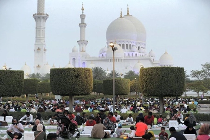 Ribuan Jamaah Padati Masjid Agung Sheikh Zayed di Ramadhan