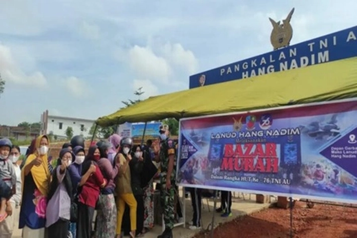 HUT Ke-76 TNI AU: Lanud Hang Nadim Melaksanakan Bazar Murah