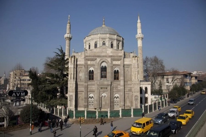 Arsitektur Masjid Pertevniyal Valide Sultan, 'Bergaya Eklektik dari Istanbul'