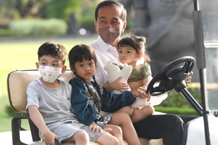 Presiden Jokowi Habiskan Waktu Hari ke-2 Lebaran dengan Bermain Bersama Cucu-Cucunya