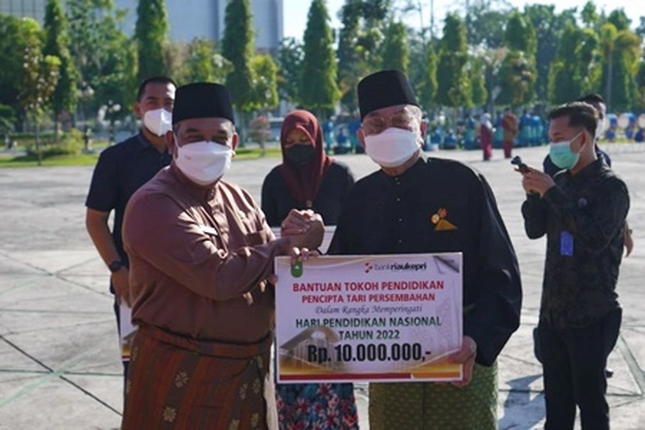 Pemprov Beri Penghargaan pada Guru, Siswa dan Tokoh Pendidikan di Hardiknas Tahun 2022