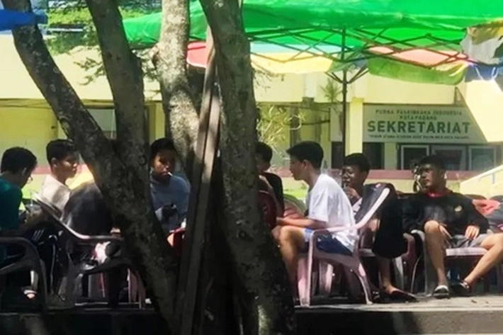Kebijakan Bebas Masker Diluar Ruangan Dikhawatirkan 'Picu Gelombang Baru Covid-19'