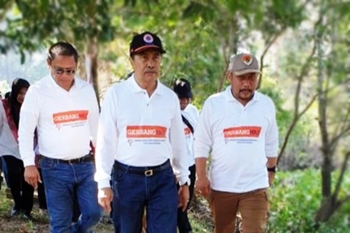 Gubernur Syamsuar Datangi Desa Buluh Cina Kampar, 'Menyempatkan Diri Tanam Pohon di Taman Wisata Alam'