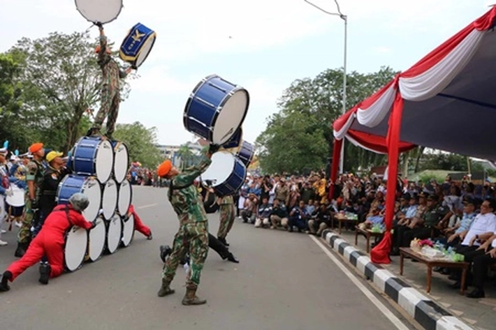 Warga Sambut Antusias Atraksi Drumband dan Pesawat F16 AAU