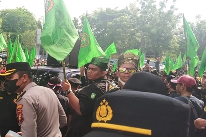 Situasi 'Mencekam-Menakutkan' Massa LLMB Tumpah Dijalanan, 'Buat Aksi Tandingan Pemuda Pancasila'