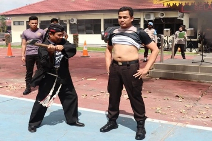 Peringatan Hari Bhayangkara ke-76 di Polres Inhu, 'Atraksi Kesenian Tradisional Ekstrim Diperagakan'