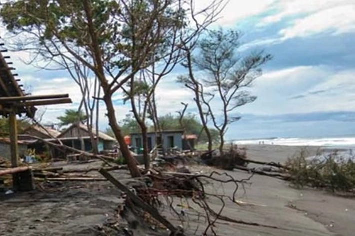 6 Rumah di Desa Sungai Buluh Ambruk Dihantam Abrasi