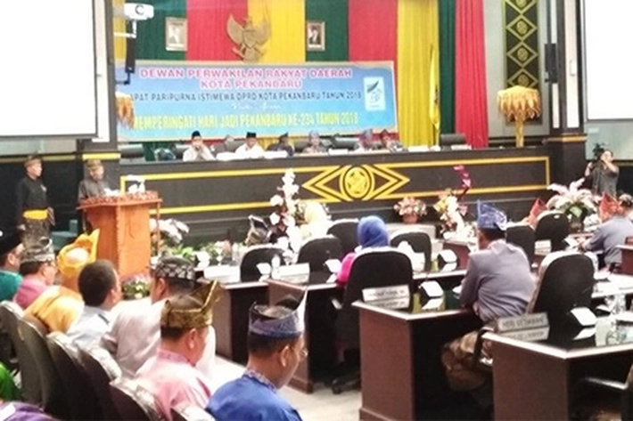 Pj Walikota Pekanbaru Ikuti Rapat Paripurna HUT Pekanbaru, 'Walau Sebulan Menjabat ada Capaian Kinerja'