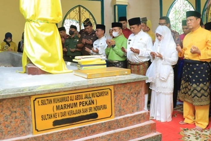 Pj Walikota Muflihun Ziarah ke Makam Marhum Pekan, 'Berdoa Tuntaskan Masalah Pekanbaru'