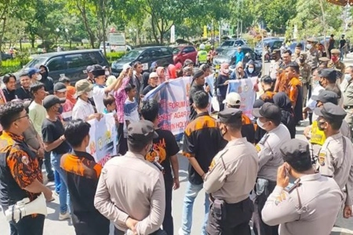 Massa Forum Umat Minta Izin Holywings Dicabut dan Ditutup, 'karena Postingan Penistaan Agama'