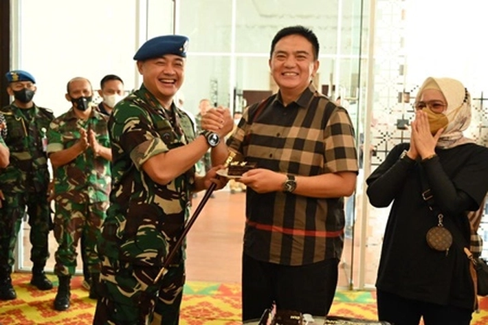 Danlanud Rsn Berikan Suprize HUT Kapolda Riau, Irjen Pol Muhammad Iqbal 'Terkejut dan Tak Bisa Menahan Rasa Haru'