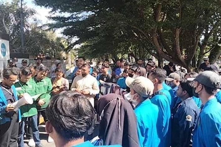 Puluhan Mahasiswa Demo di DPRD Riau, 'karena Harga Sawit Anjlok yang Merugikan Petani'