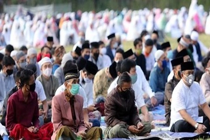 Gubri Syamsuar Bersama Rombongan Pejabat Pemprov Riau Salat Sunah Idul Adha di Masjid Darussalaam