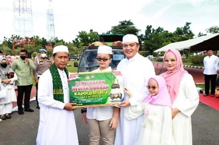 Usai Salat Idul Adha 1443 H Polda Riau dan PHBI Salurkan 207 Hewan Kurban