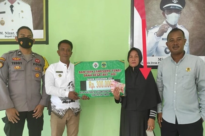 Kades Misran Salurkan Dana BLT Bagi Masyarakat Keluarga Penerima Manfaat