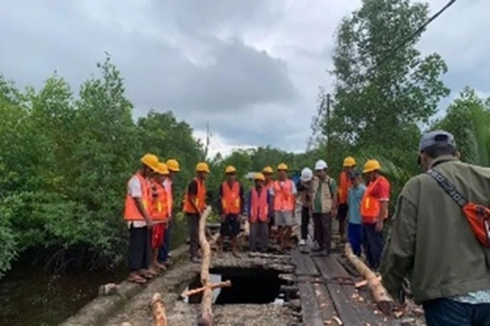 Jembatan Sakaratul Maut di Inhil Akhirnya Mulai Diperbaiki