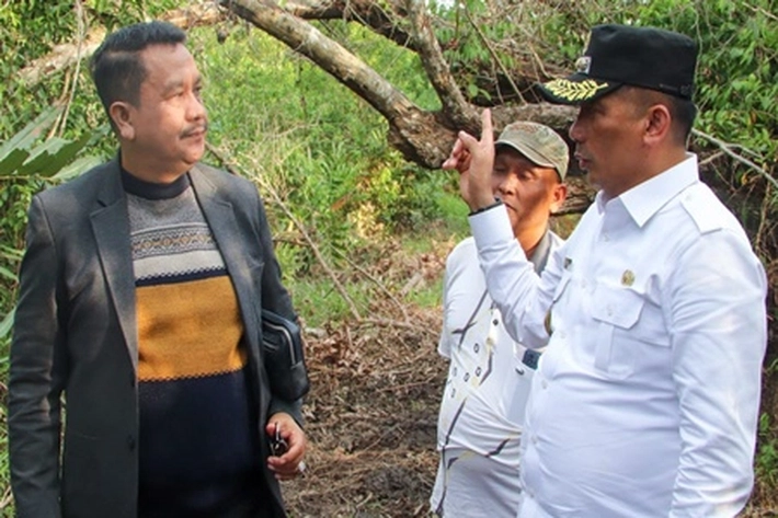 Bupati M Adil Bicara Serius dengan Menantu Wapres Amshori Thohir