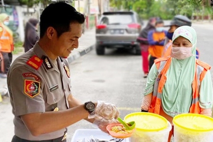 Seorang Perwira Polisi Sisihkan Gajinya Buat Warung Mini, 'Rela tak Dibayar dan Bukan Mencari Penghasilan'