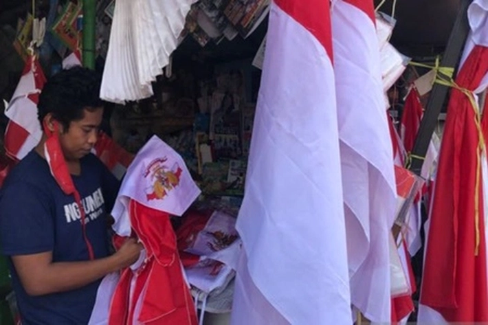 Pedagang Ramaikan Jual Bendera Merah Putih di Pinggiran Jalan
