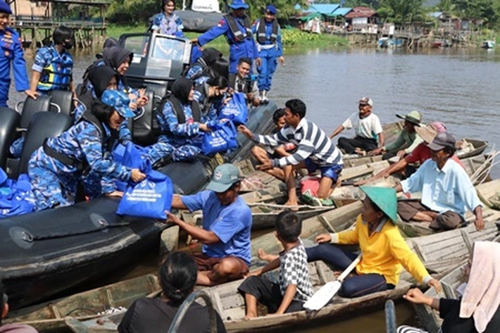  WARA Lanud Rsn Susur Sungai Siak Berikan Bantuan Sembako pada Nelayan di Pesisir 