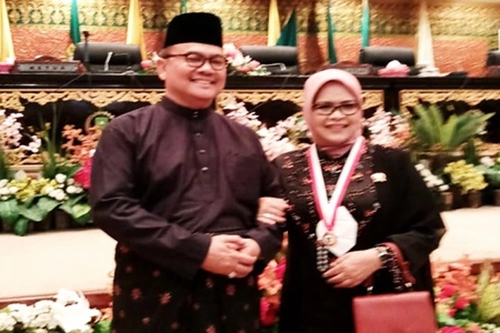 Rusli Zainal jadi Perhatian Tamu Undangan di Rapat Paripurna Peringatan Hari Jadi Riau