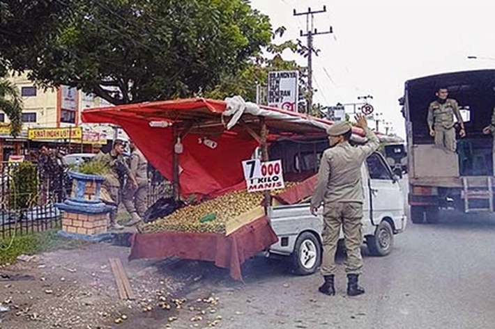Pedagang Kaki Lima Hingga Baliho Disisir Satpol PP Pekanbaru, 'karena Sudah Tidak Tertib Lagi di Trotar Jalan'