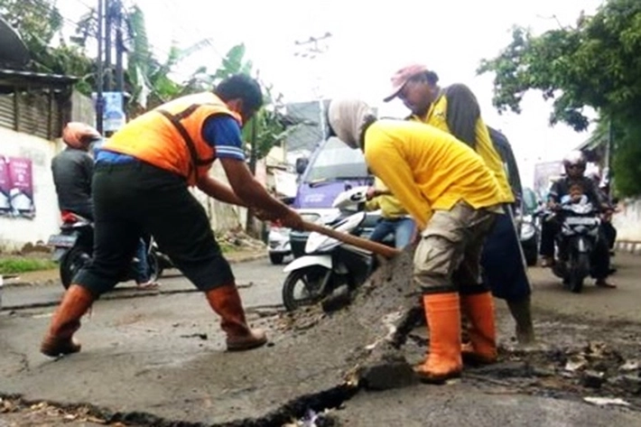 Perbaikan Jalan Rusak Setiap Hari Dilakukan PUPR