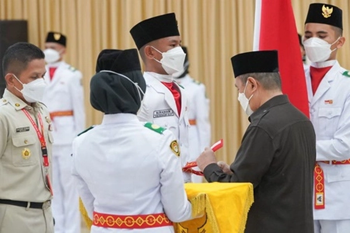 Pasukan Pengibar Bendera Pusaka 17 Agustus Sukses, Gubri: 'Generasi Kita Penerus Bangsa'