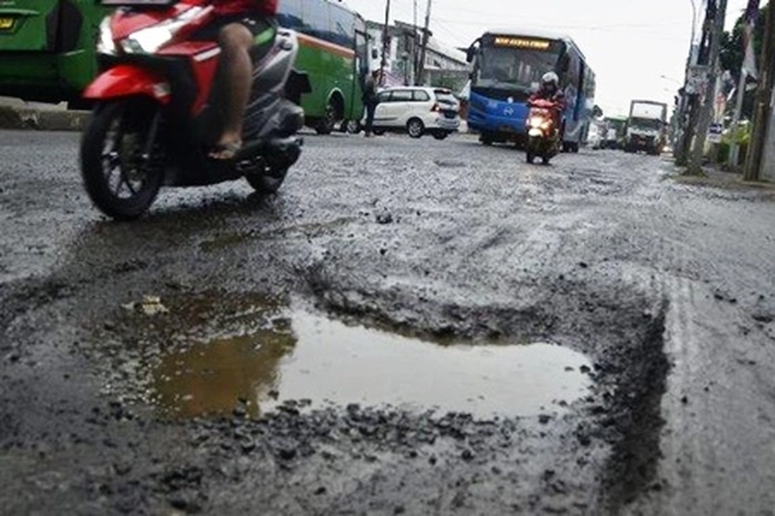 Seratus Hari Kerja Pj Walikota Pekanbaru, 'Badan Jalan Masih Rusak, Bobrok, Rapuh yang Mengundang Maut'