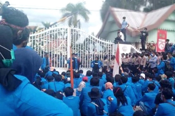 Mahasiswa Gruduk Kantor DPRD Riau, 'karena Kenaikan BBM Memang Menyakitkan'