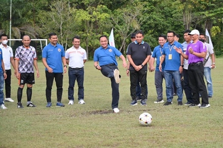 Danlanud Rsn Marsma TNI Ian Fuady Tendang Bola Pertama, 'Sebagai Tanda Pembukaan Turnamen Sepak Bola Cup I 2022'
