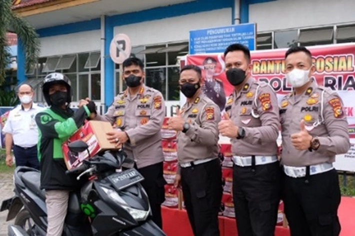 Polisi Bagikan 5 Ribu Paket Sembako untuk Masyarakat