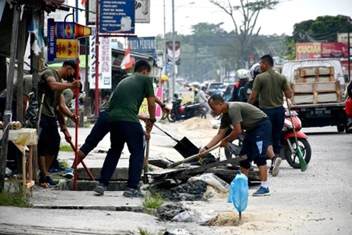 Prajurit Yonko 462 Kopasgat Goro Massal Bersihkan Lingkungan di Pekanbaru