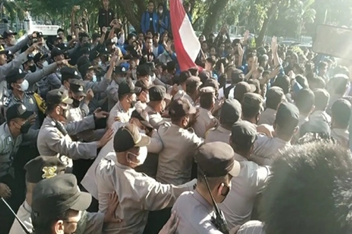 Mahasiswa dan Polisi Saling Dorong di Kantor DPRD Riau, 'untuk Mempertahankan Harga BBM Kembali Normal'