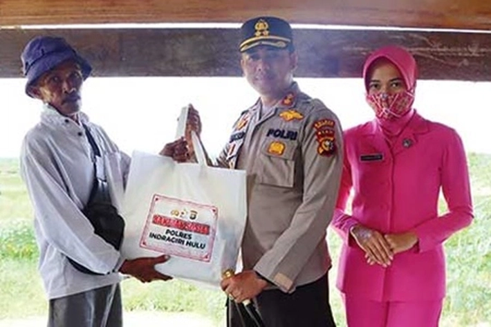 Seluruh Polsek di Inhu Bagikan 500 Paket Bansos di Hari Libur