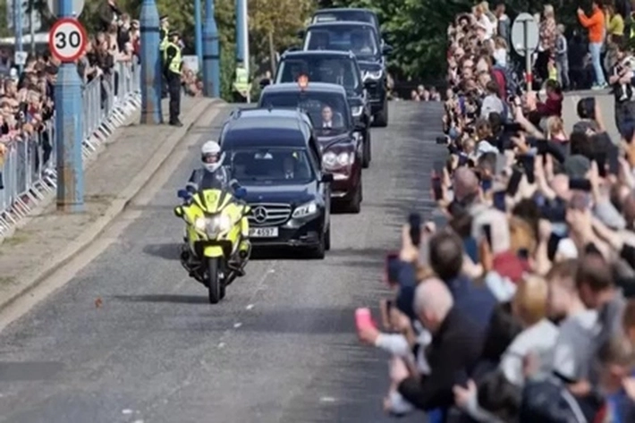 Inggris Berduka Atas Mangkatnya Ratu Elizabeth II: Warga Menunggu Berjam-jam untuk Melihat Prosesi Mobil Jenazah