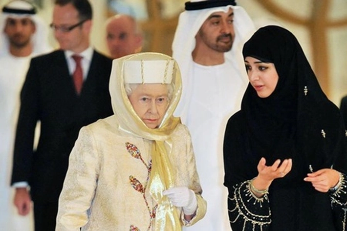 Masa Hidupnya Kenakan Busana Muslimah, 'Ratu Elizabeth II Pernah Masuki Masjid Sheikh Zayed'