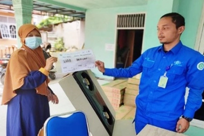 Warga Pangkalan Kerinci Terima Kompor Gas Alam