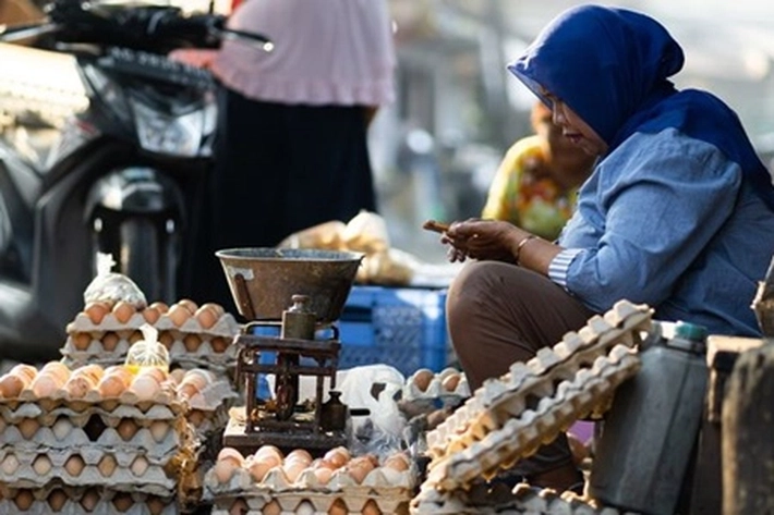 Pedagang Kaki Lima Jual Beras dan Telur Harganya Selangit