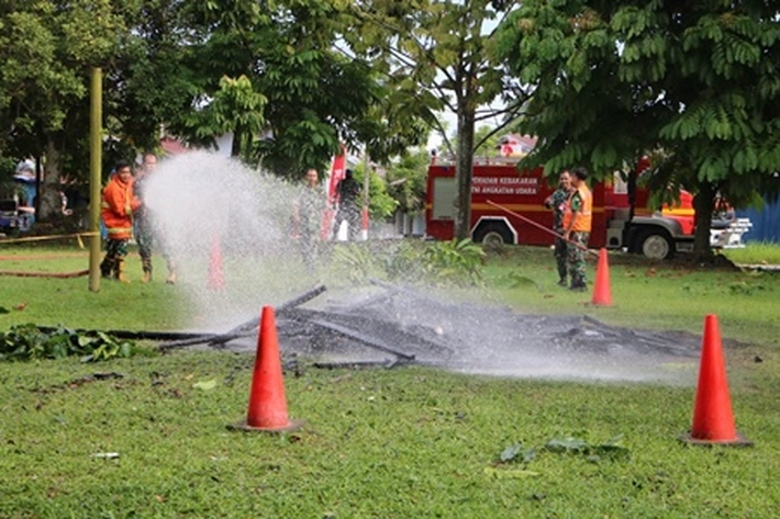 Lanud Rsn Kerahkan Personel Amankan Rumah Anggota Terbakar