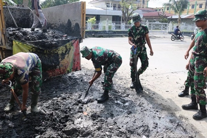 Menjelang HUT Ke-77 Personel TNI Secara Serentak Bhakti Sosial, 'Bersihkan Gorong-Gorong dan Drainase'