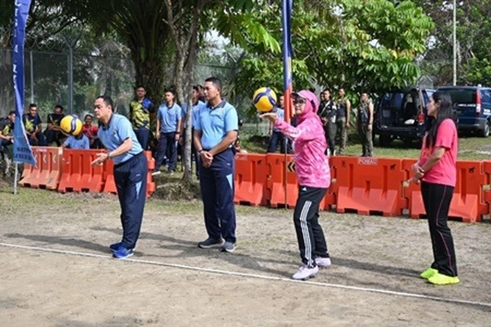 Ketua PIA Lanud Rsn Lakukan Servis Pertama Pembukaan Turnamen Bola Voli 'Danlanud Cup'