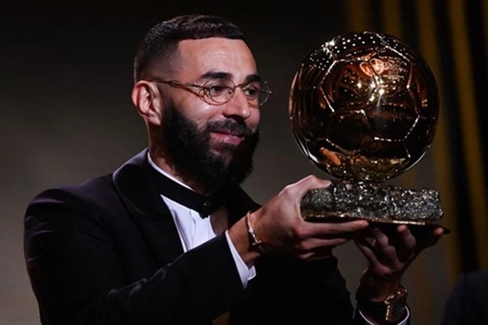 Striker Real Madrid Karim Benzema Raih dapat Gelar Pesepak Bola Terbaik Dunia