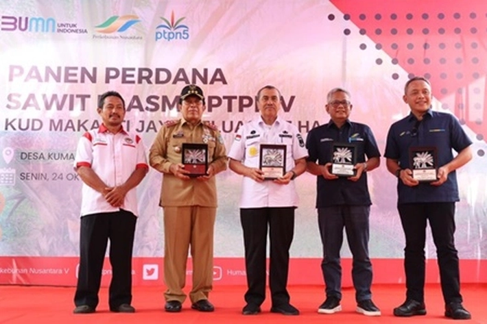 Gubernur Syamsuar dapat Penganugerahan Sebagai Bapak Petani Plasma Riau