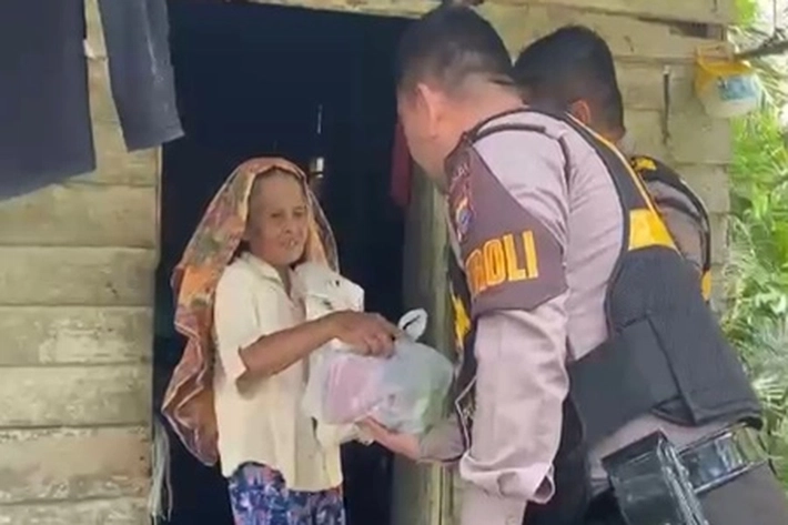 Tim PJJ Ditsamapta Polda Riau Bantu Seorang Nenek Tinggal di Tengah Kebun dengan Sembako