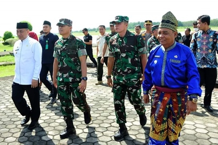 Wabup Junaidi Rachmat Bersama Dandim 0302 Sambut Kedatangan Danrem 031 WB